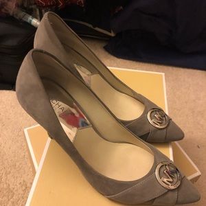 MK grey suede pump